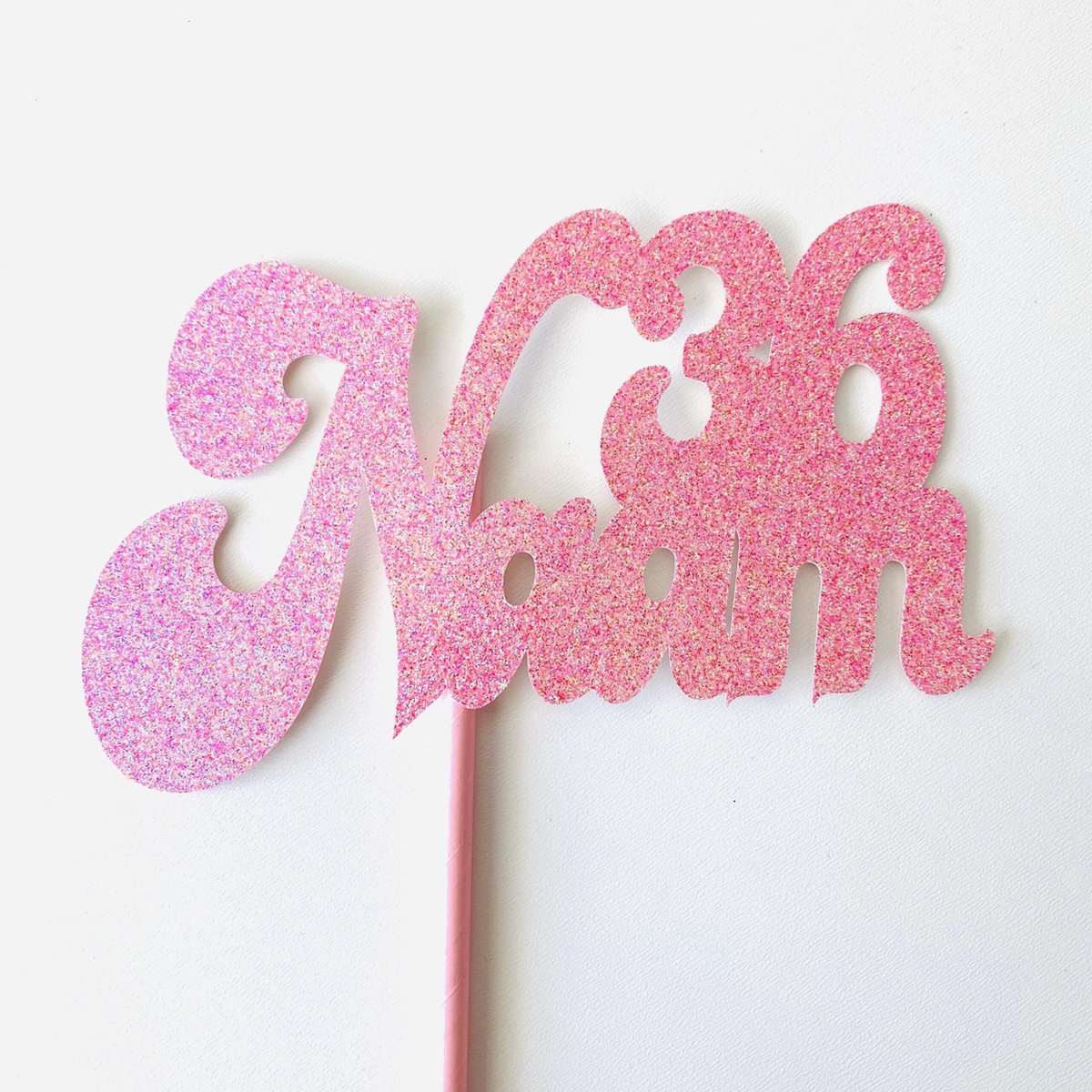 Taarttopper | Cake topper | Teksttopper I Naam en leeftijd| 16 cm | Sierletters | Roze glitter | karton